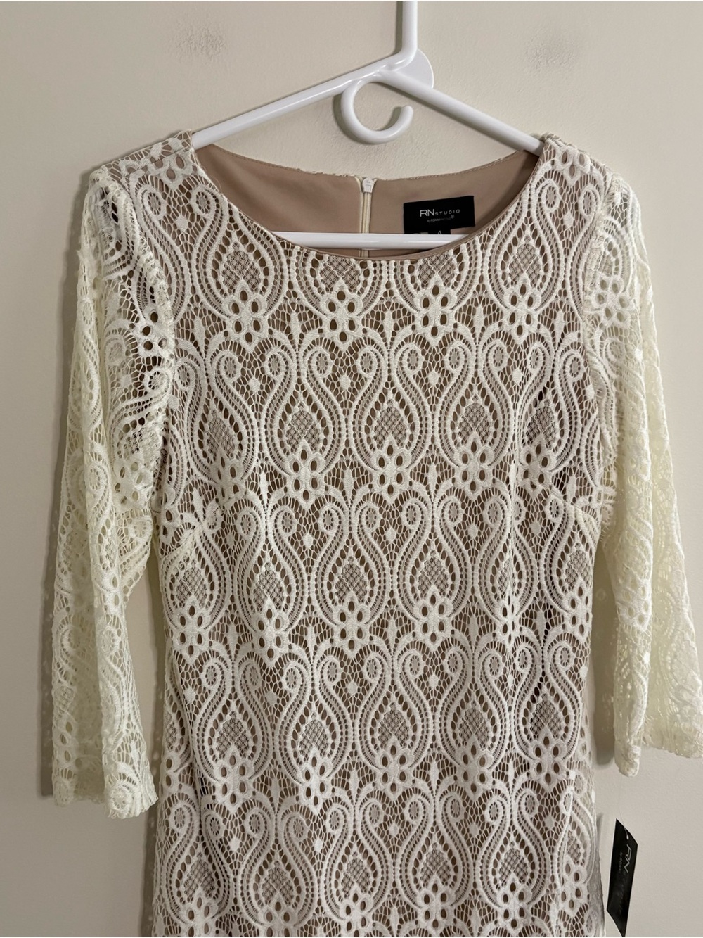 NWT Ronni Nicole Ivory Nude Crochet Lace Shift Dress 3/4 Sleeve Party Sz 4 - Picture 2 of 10